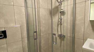 Kamar Triple Standar | Kamar mandi | Shower, pancuran hujan, perlengkapan mandi gratis, dan pengering rambut