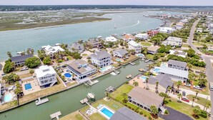 A residential area with houses, a marina, and a body of water. - Barnacle Bill's: Private Pool w/dock & Ramp (Murrells Inlet)
