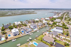 A residential area with houses, a marina, and a body of water. - Barnacle Bill's: Private Pool w/dock & Ramp (Murrells Inlet)