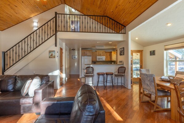 Smart TV, fireplace, books - Hot tub! A/C, Vaulted ceilings, Furnished Patio, Large Yard (Pagosa Springs)