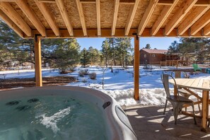 Outdoor spa tub - Hot tub! A/C, Vaulted ceilings, Furnished Patio, Large Yard (Pagosa Springs)
