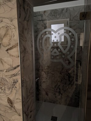 Luxury Room, 1 Bedroom, Non Smoking, City View | Bathroom | Shower, rainfall showerhead, free toiletries, hair dryer - B&B Principe Amedeo (Taranto)