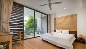 Un dormitorio moderno con una cama grande, un escritorio y una silla.