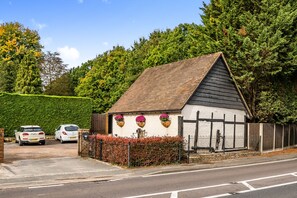 Exterior - Cosy Barn with Private Sauna, King size & EV Charger (West End)