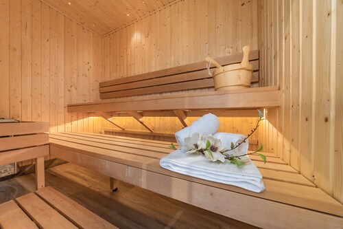 Cosy Barn with Private Sauna, King size & EV Charger