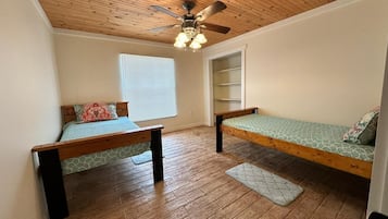 4 slaapkamers, een strijkplank/strijkijzer, wifi, beddengoed