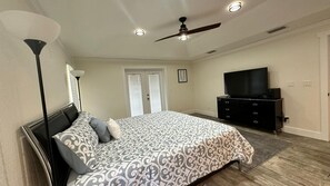 4 bedrooms, iron/ironing board, WiFi, bed sheets - Beautiful spacious and unique house on canal close to Lake June, family friendly (Lake Placid)
