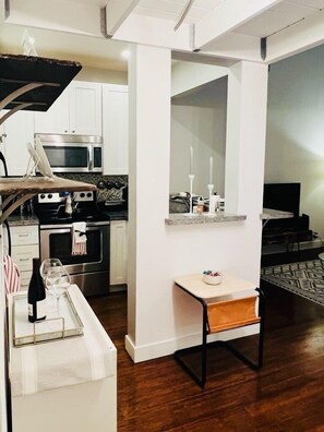 冷蔵庫、電子レンジ、オーブン、コンロ