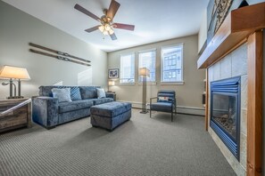 TV, fireplace - Modern slopeside out studio with access to hot tub, fire pit & fire place (Winter Park)