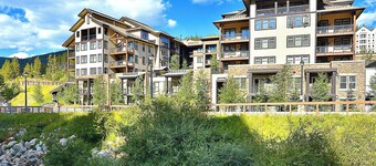 Modern slopeside out studio with access to hot tub, fire pit & fire place