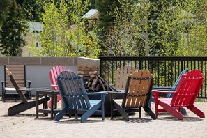 Terrace/patio - Modern slopeside out studio with access to hot tub, fire pit & fire place (Winter Park)