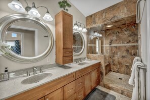 Articles de toilette gratuits, sèche-cheveux, serviettes fournies