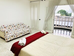 5 bedrooms, iron/ironing board, free WiFi, bed sheets