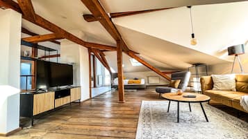 Een smart-tv en boeken