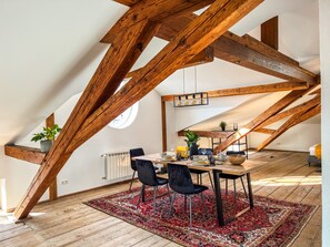 Dining - Loft apartement in the heart of Prien am Chiemsee * SmartTV * Washer-dryer*100m² (Prien am Chiemsee)