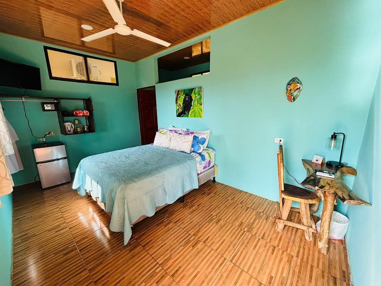 1 habitación, caja de seguridad en la habitación y escritorio 