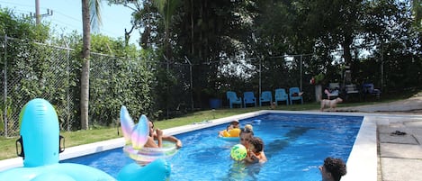 Una piscina al aire libre
