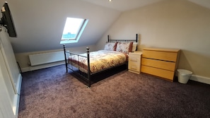 8 habitaciones, tabla de planchar con plancha, wifi y ropa de cama 