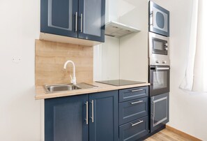 Réfrigérateur, micro-ondes, four, plaque de cuisson