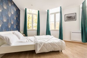 5 habitaciones, tabla de planchar con plancha, cuna de viaje y wifi 