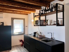 Kühlschrank, Mikrowelle, Ofen, Herdplatte