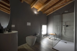 Douche, sĂšche-cheveux, bidet, serviettes fournies