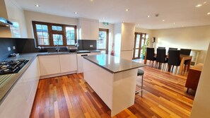 Fridge, microwave, oven, stovetop - Luxury London Large 8 bedroom House,parking, garden, fully furnished, Sleeps x16 (Ilford)