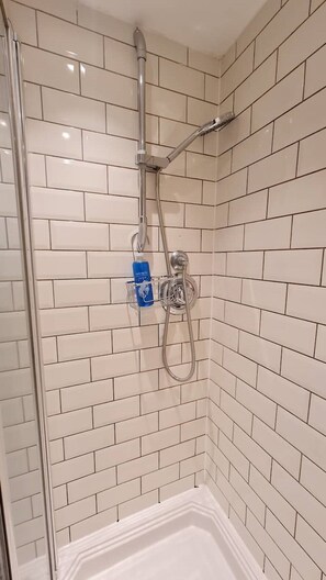 Douche, sèche-cheveux, bidet, serviettes fournies