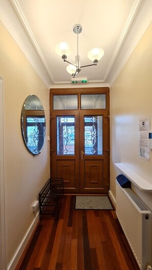 Interior - Luxury London Large 8 bedroom House,parking, garden, fully furnished, Sleeps x16 (Ilford)