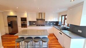 Fridge, microwave, oven, stovetop - Luxury London Large 8 bedroom House,parking, garden, fully furnished, Sleeps x16 (Ilford)