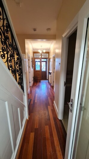 Interior - Luxury London Large 8 bedroom House,parking, garden, fully furnished, Sleeps x16 (Ilford)