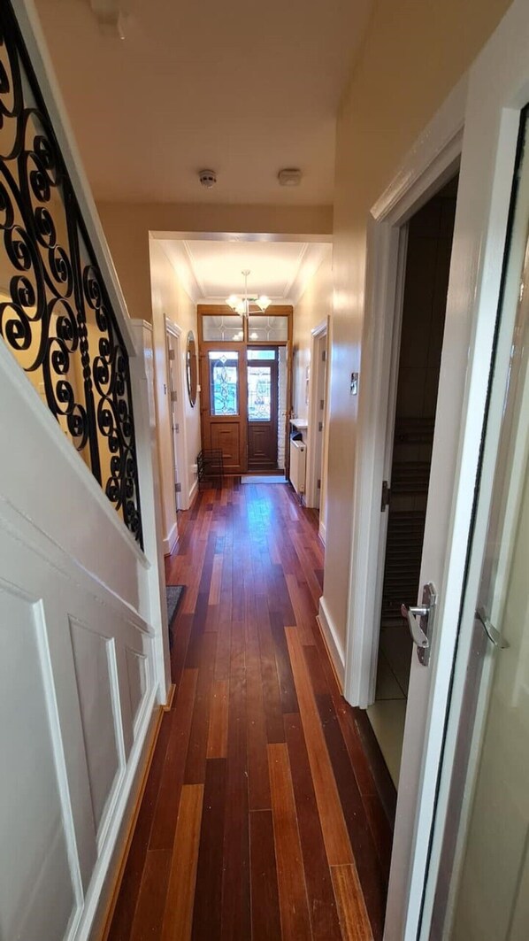 Interior - Luxury London Large 8 bedroom House,parking, garden, fully furnished, Sleeps x16 (Ilford)