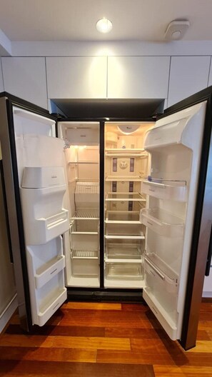 Interior - Luxury London Large 8 bedroom House,parking, garden, fully furnished, Sleeps x16 (Ilford)