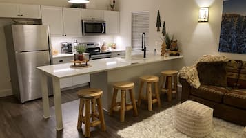 Een koelkast, een magnetron, een oven, een kookplaat