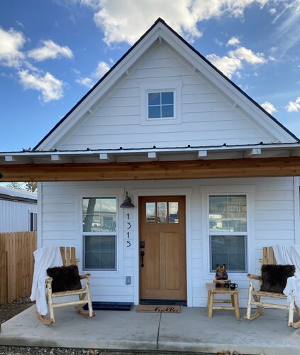 The Comfy Bear Cottage! Beautiful 2 bed/1bath home minutes from skiing and lake.