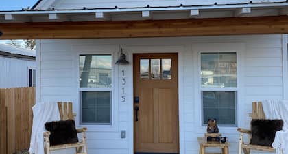 The Comfy Bear Cottage! Beautiful 2 bed/1bath home minutes from skiing and lake.