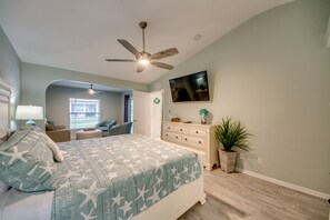 3 slaapkamers, een bureau, een strijkplank/strijkijzer, reisbedje