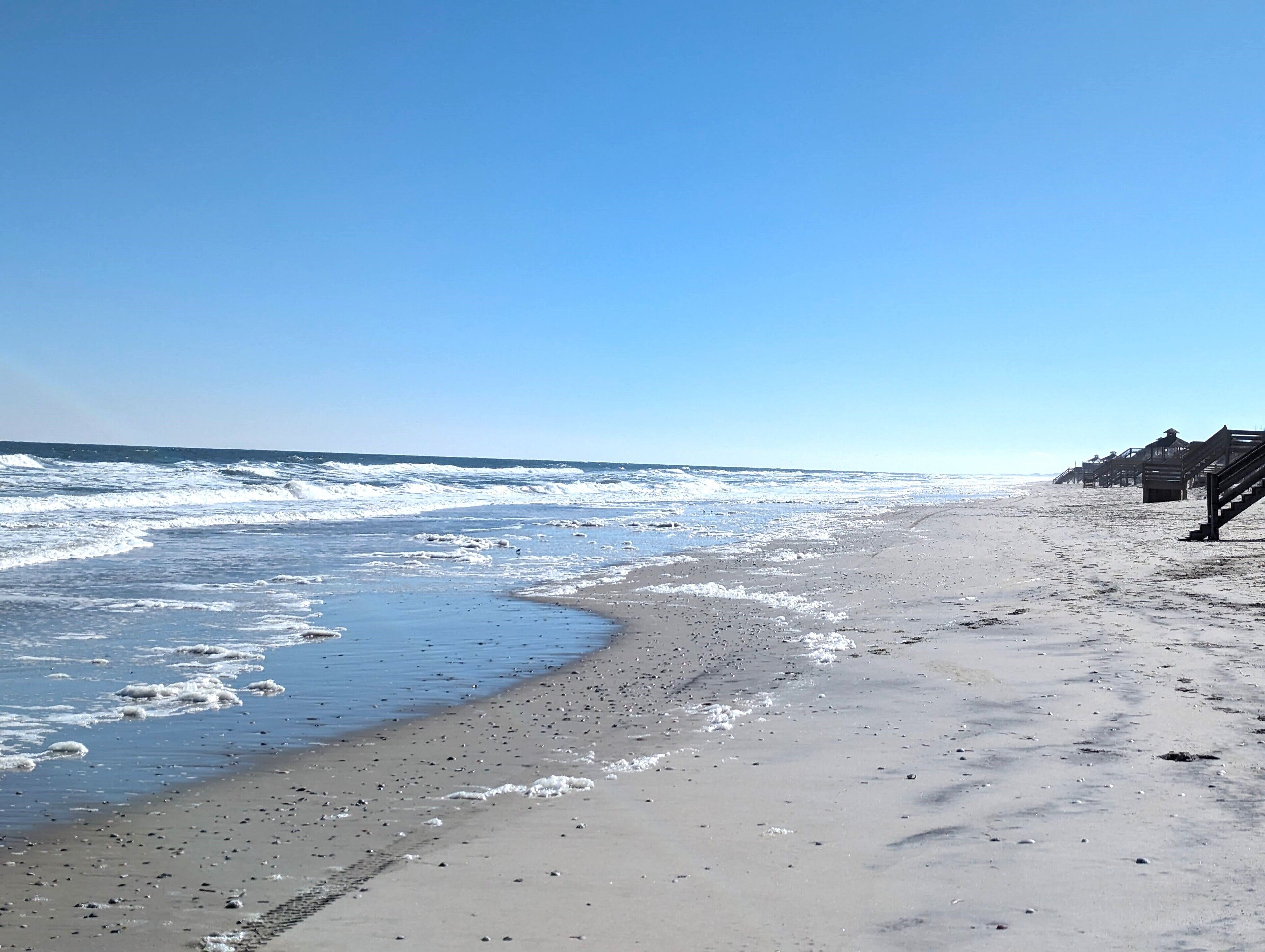 Nær stranden, solsenger og strandhåndklær