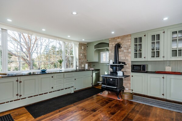 ثلاجة، ميكروويف، فرن، موقد طهي مسطح