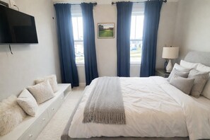 5 bedrooms, desk, free WiFi, bed sheets - Water view, Chefs kitchen, Movie Theater and outdoor Patio (Evans)