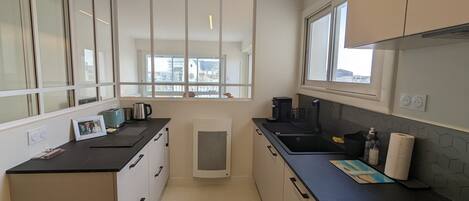 Kjøleskap, mikrobølgeovn, ovn og oppvaskmaskin