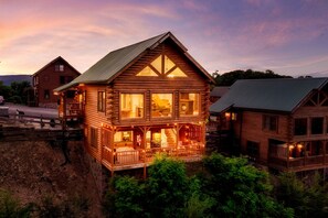 Exterior - 🌟$1M View✨ Hot Tub, 2 King Master Ensuite, Pool, Game Room ❤️ (Sevierville)