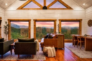 Smart TV, table football, books, music library - 🌟$1M View✨ Hot Tub, 2 King Master Ensuite, Pool, Game Room ❤️ (Sevierville)