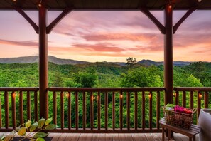 Property grounds - 🌟$1M View✨ Hot Tub, 2 King Master Ensuite, Pool, Game Room ❤️ (Sevierville)