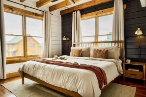 3 bedrooms, desk, iron/ironing board, travel crib - 🌟$1M View✨ Hot Tub, 2 King Master Ensuite, Pool, Game Room ❤️ (Sevierville)