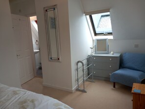 3 chambres, fer et planche à repasser, Wi-Fi, draps fournis