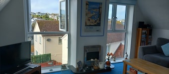 Tamsin's Loft - a 3 bed. house, sleeps 6,
easy walk to beaches, harbour & shops