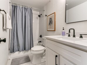 Hair dryer, towels - Newly Renovated half duplex, great location in OKC (Oklahoma City)