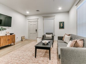 Smart TV, books - Newly Renovated half duplex, great location in OKC (Oklahoma City)