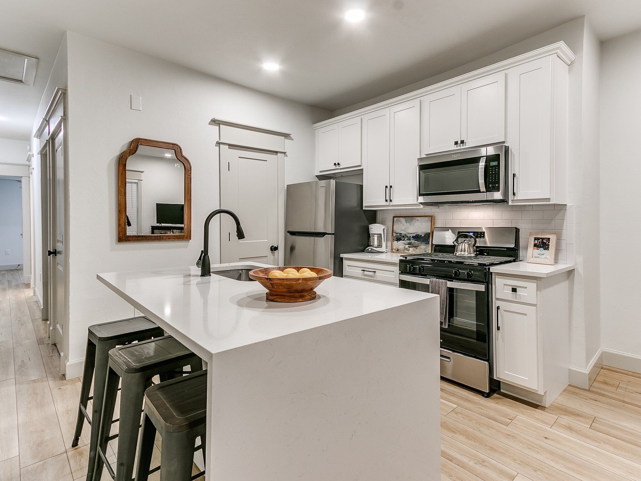 Réfrigérateur, micro-ondes, four, plaque de cuisson